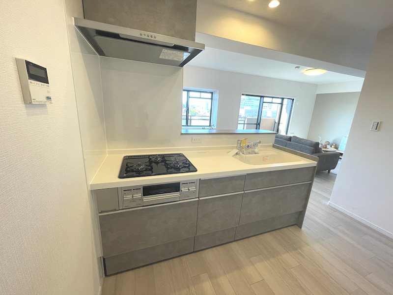 リビング全体を見渡せる対面キッチンで、家族との会話を楽しみながら調理できます ライオンズガーデン枚方 その他