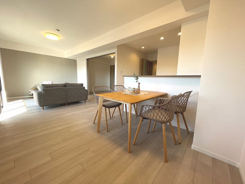 南西バルコニーから採光がある約16.7帖のリビング ライオンズガーデン枚方 その他