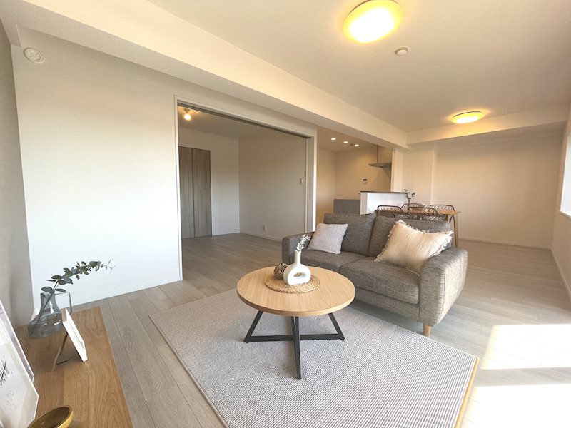 南西バルコニーから採光がある約16.7帖のリビング ライオンズガーデン枚方 その他