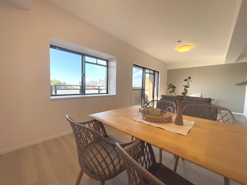 南西バルコニーから採光がある約16.7帖のリビング ライオンズガーデン枚方 その他