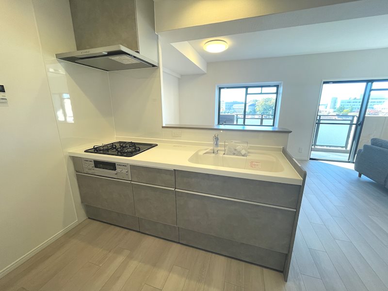 リビング全体を見渡せる対面キッチンで、家族との会話を楽しみながら調理できます ライオンズガーデン枚方 その他