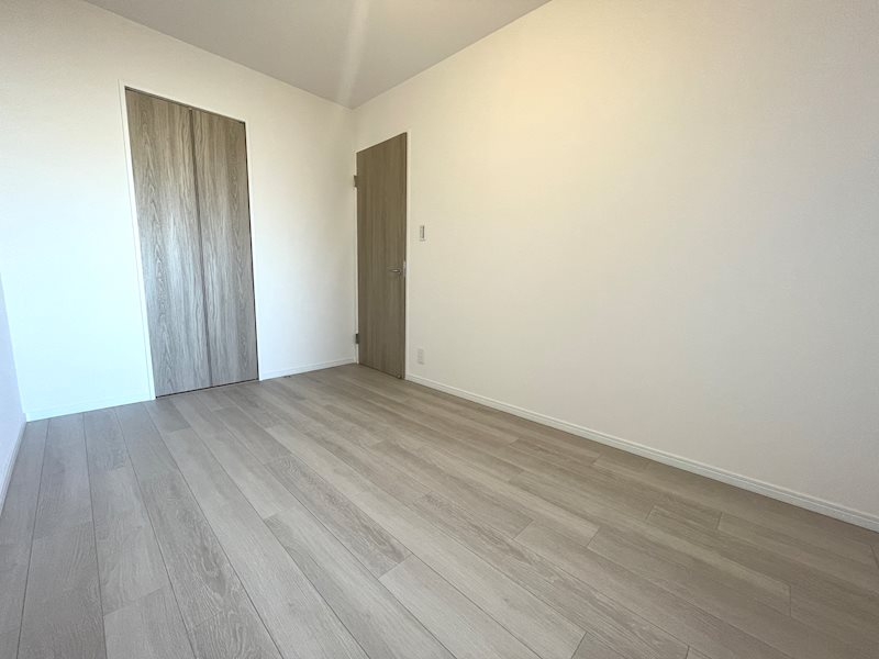 約6帖の洋室 フローリングは掃除がしやすく清潔感を保てます ライオンズガーデン枚方 その他