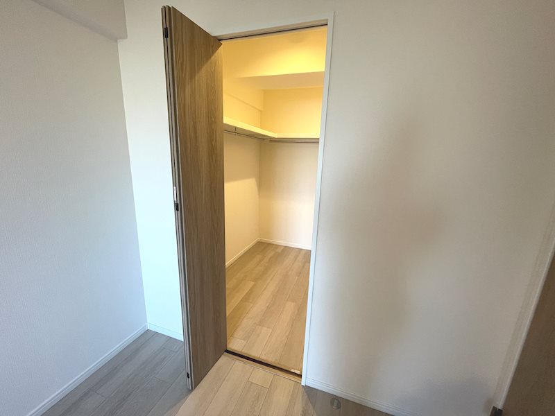 ウォークインクローゼットで高い収納力を誇り、鞄や掃除機など大きい荷物も収納することができます ライオンズガーデン枚方 その他