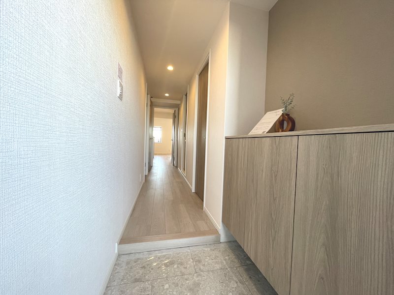 明るい玄関で家族を迎え入れてくれます ライオンズガーデン枚方 その他