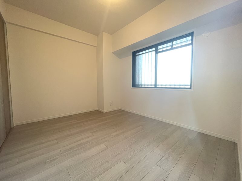 約5.6帖の洋室 大きい窓で明るく過ごせます ライオンズガーデン枚方 その他