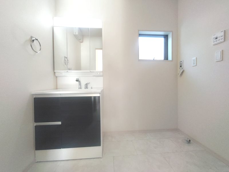 広々2.5帖の洗面脱衣室に三面鏡洗面化粧台設置 高田1丁目LiveleGardenS限定1邸新築分譲住宅 その他