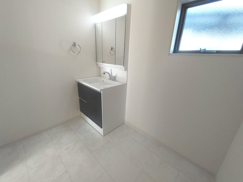 広々2.5帖の洗面脱衣室に三面鏡洗面化粧台設置 高田1丁目LiveleGardenS限定1邸新築分譲住宅 その他