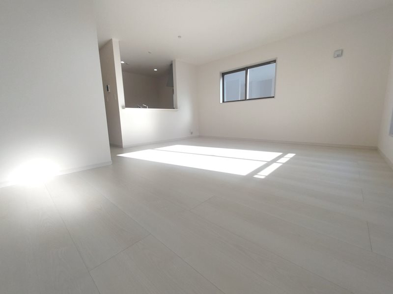 南向きバルコニーに面した明るいLDK18.7帖、キッチン背面洗面室で家事動線良好 高田1丁目LiveleGardenS限定1邸新築分譲住宅 その他