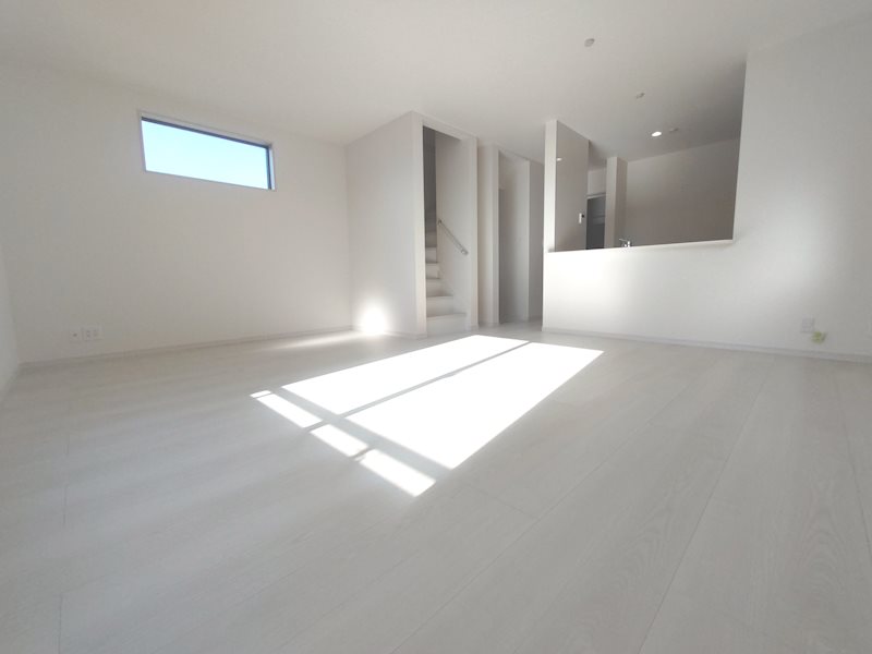 南向きバルコニーに面した明るいLDK18.7帖、キッチン背面洗面室で家事動線良好 高田1丁目LiveleGardenS限定1邸新築分譲住宅 その他