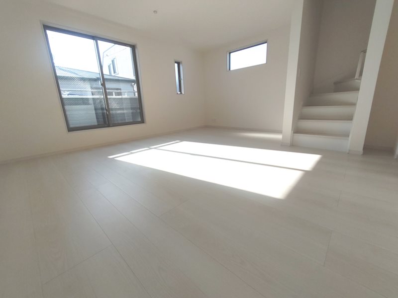 南向きバルコニーに面した明るいLDK18.7帖、キッチン背面洗面室で家事動線良好 高田1丁目LiveleGardenS限定1邸新築分譲住宅 その他