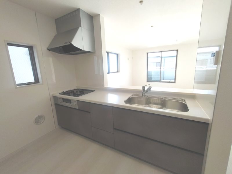 家族のコミュニケーションに対面式システムキッチン 高田1丁目LiveleGardenS限定1邸新築分譲住宅 その他