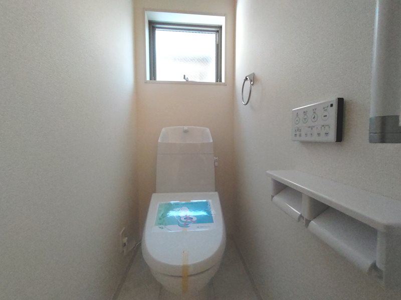 2階トイレ 温水洗浄暖房便座トイレ 高田1丁目LiveleGardenS限定1邸新築分譲住宅 その他