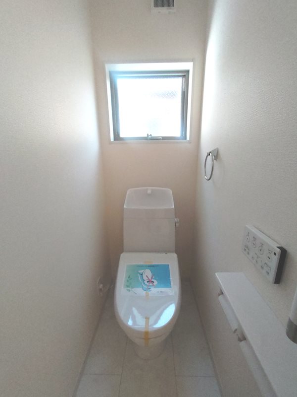 2階トイレ 温水洗浄暖房便座トイレ 高田1丁目LiveleGardenS限定1邸新築分譲住宅 その他