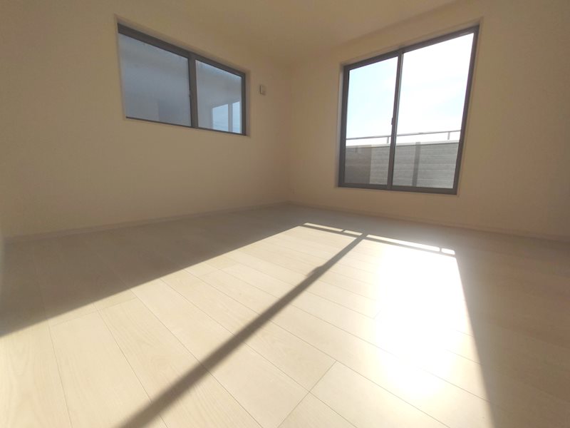 南向きバルコニーに面したウォークインクロゼット付きの明るい洋室8.1帖 主寝室にいかがですか 高田1丁目LiveleGardenS限定1邸新築分譲住宅 その他