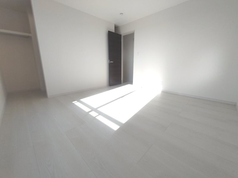 南向きバルコニーに面したウォークインクロゼット付きの明るい洋室8.1帖 主寝室にいかがですか 高田1丁目LiveleGardenS限定1邸新築分譲住宅 その他