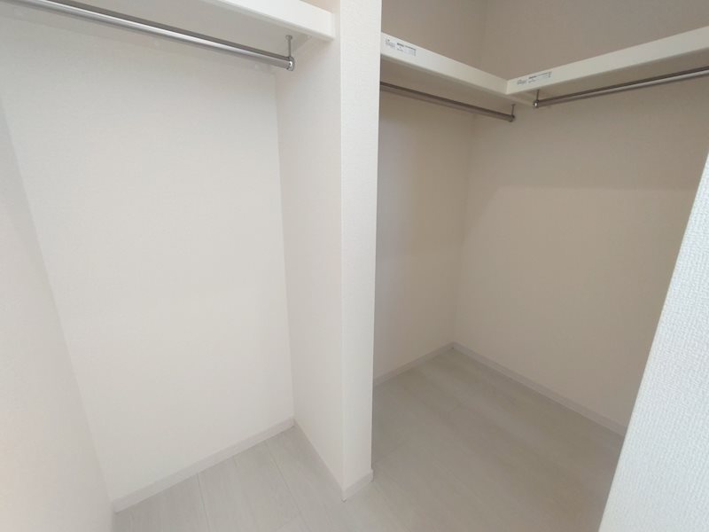 主寝室のウォークインクロゼット 高田1丁目LiveleGardenS限定1邸新築分譲住宅 その他