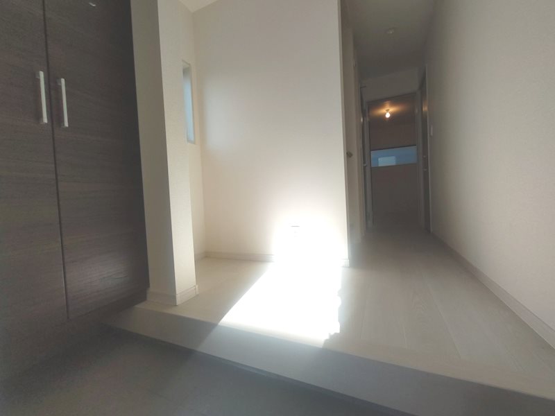 収納力の良いシューズクローク、開放的なホール 高田1丁目LiveleGardenS限定1邸新築分譲住宅 その他