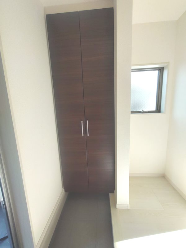 収納力の良いシューズクローク、開放的なホール 高田1丁目LiveleGardenS限定1邸新築分譲住宅 その他