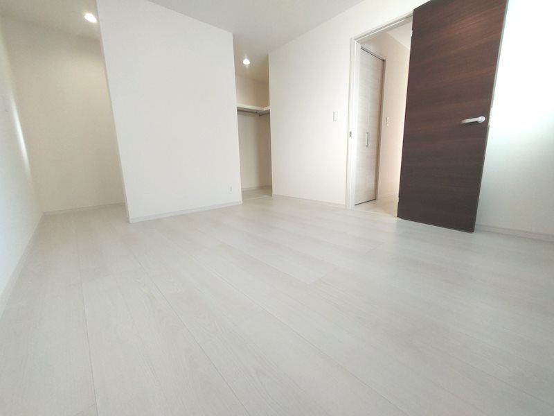 洋室7帖ウォークインクロゼット+ファミリークロゼット、テレワーク、家事など用途多彩なストレージスペース付 高田1丁目LiveleGardenS限定1邸新築分譲住宅 その他