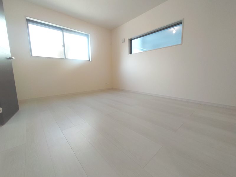 洋室7帖ウォークインクロゼット+ファミリークロゼット、テレワーク、家事など用途多彩なストレージスペース付 高田1丁目LiveleGardenS限定1邸新築分譲住宅 その他