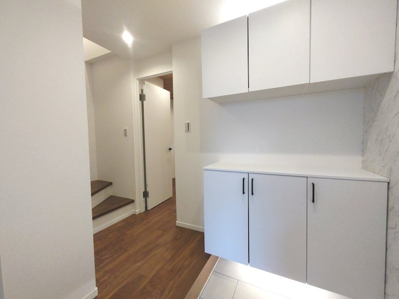 明るくすっきりした玄関です 交北1丁目一戸建(再生住宅) その他