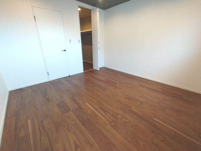 ウォークインクロゼット付バルコニーに面した洋室6帖 主寝室にいかがですか 交北1丁目一戸建(再生住宅) その他