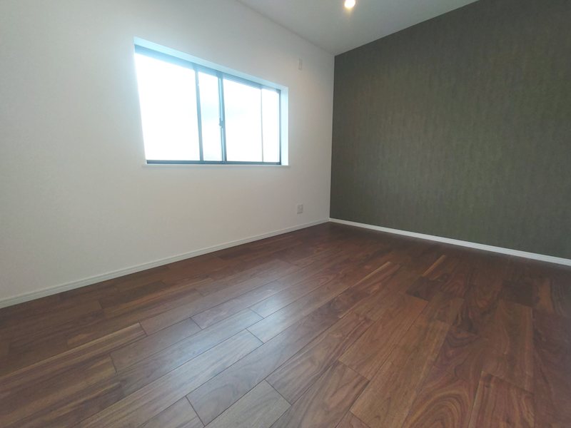 6帖の洋室 大きな窓で明るく過ごせます 交北1丁目一戸建(再生住宅) その他