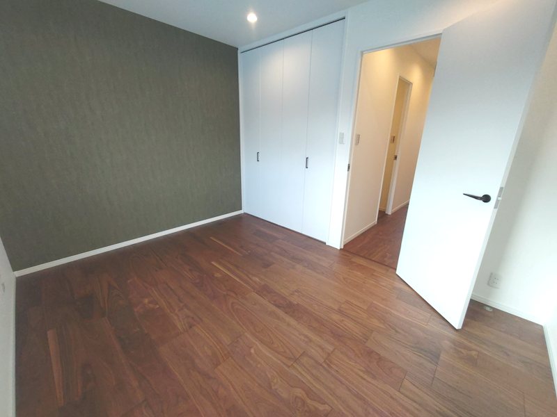 6帖の洋室 飲み物をこぼしてもサッと拭くだけで掃除ができ浸み込む心配もありません 交北1丁目一戸建(再生住宅) その他