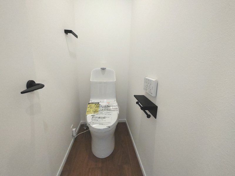 2階トイレ 温水洗浄暖房便座トイレ新調 交北1丁目一戸建(再生住宅) その他