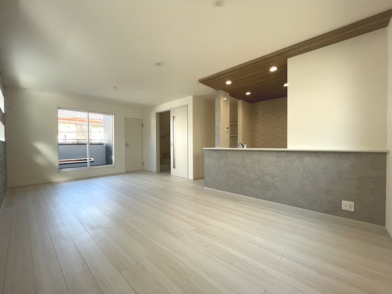 採光がある18帖のリビング 私部4丁目BloomingGarden限定1邸新築分譲住宅 その他