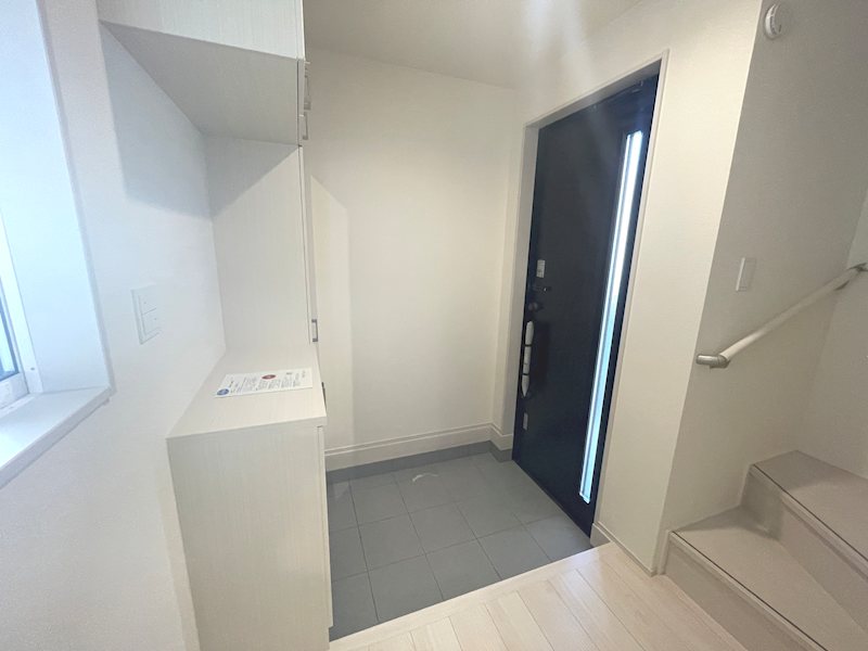 明るい玄関で家族を迎え入れてくれます 私部4丁目BloomingGarden限定1邸新築分譲住宅 その他