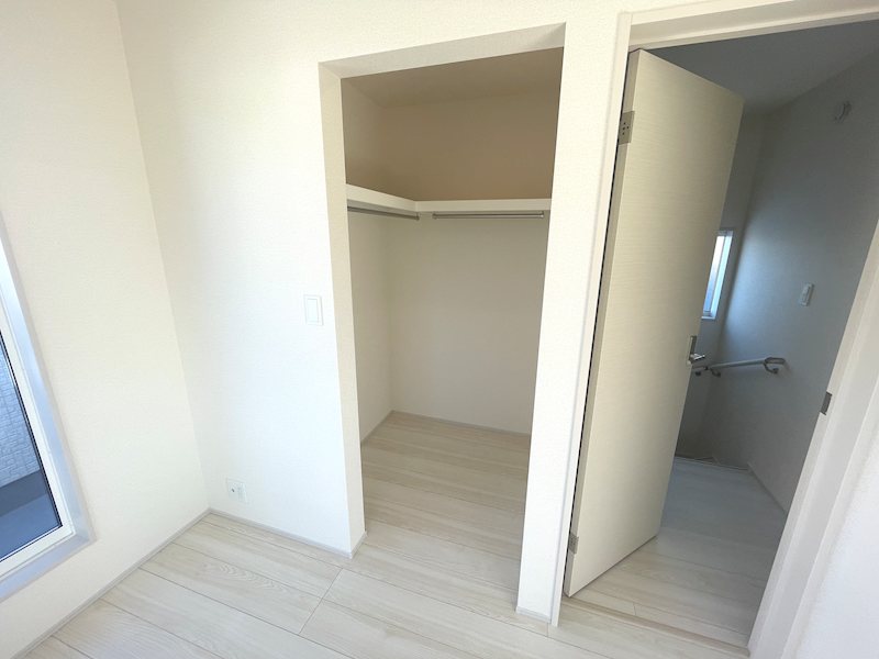 ウォークインクローゼットで高い収納力を誇り、鞄や掃除機など大きい荷物も収納することができます 私部4丁目BloomingGarden限定1邸新築分譲住宅 その他
