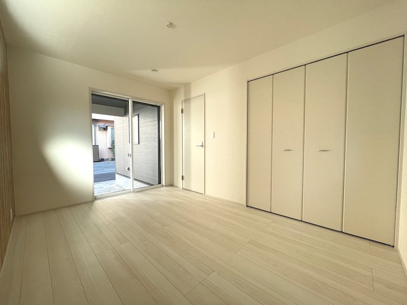 6.37帖の洋室 大きい収納で荷物が多くても安心です 私部4丁目BloomingGarden限定1邸新築分譲住宅 その他