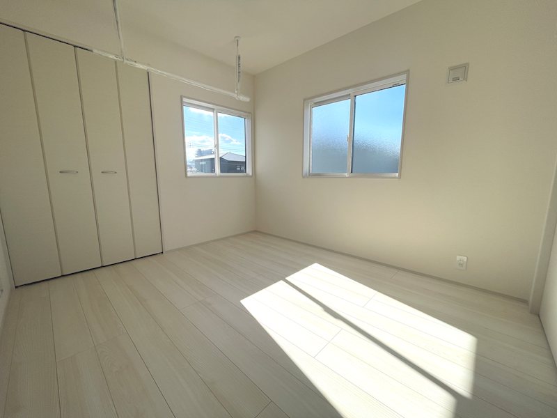 5.25帖の洋室 窓があり換気ができます 私部4丁目BloomingGarden限定1邸新築分譲住宅 その他