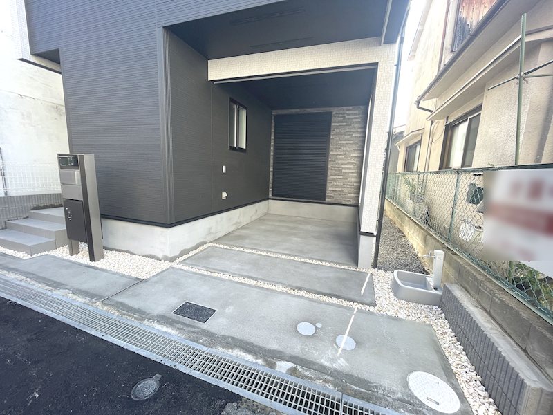 前の通りも生活道路で、車通りも少なく、ゆっくりと車庫入れができます 私部4丁目BloomingGarden限定1邸新築分譲住宅 その他