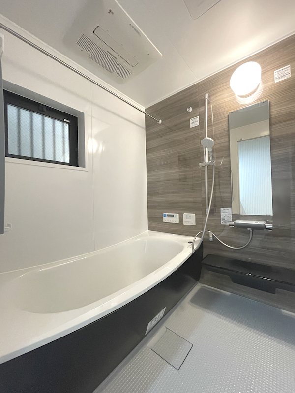 ボタン一つで決まった湯量と温度でお風呂が沸き、いつでも暖かいお風呂に入ってリラックスできます 茄子作北町限定1邸新築分譲住宅 その他