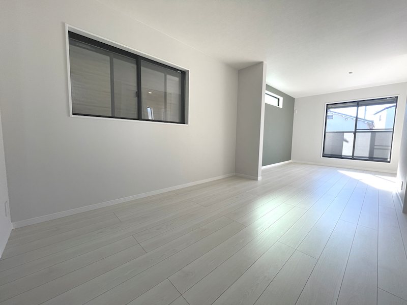 南側から採光がある18.8帖のリビング 茄子作北町限定1邸新築分譲住宅 その他
