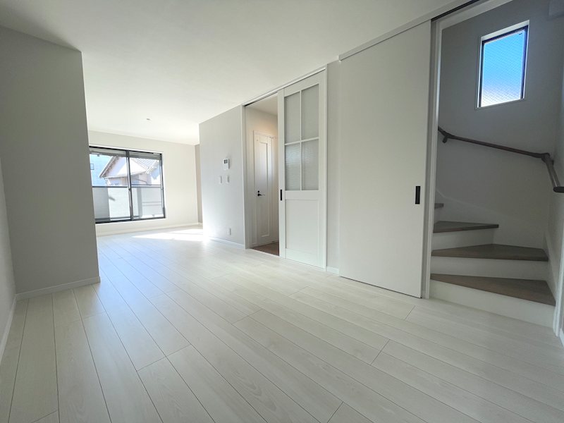 南側から採光がある18.8帖のリビング 茄子作北町限定1邸新築分譲住宅 その他