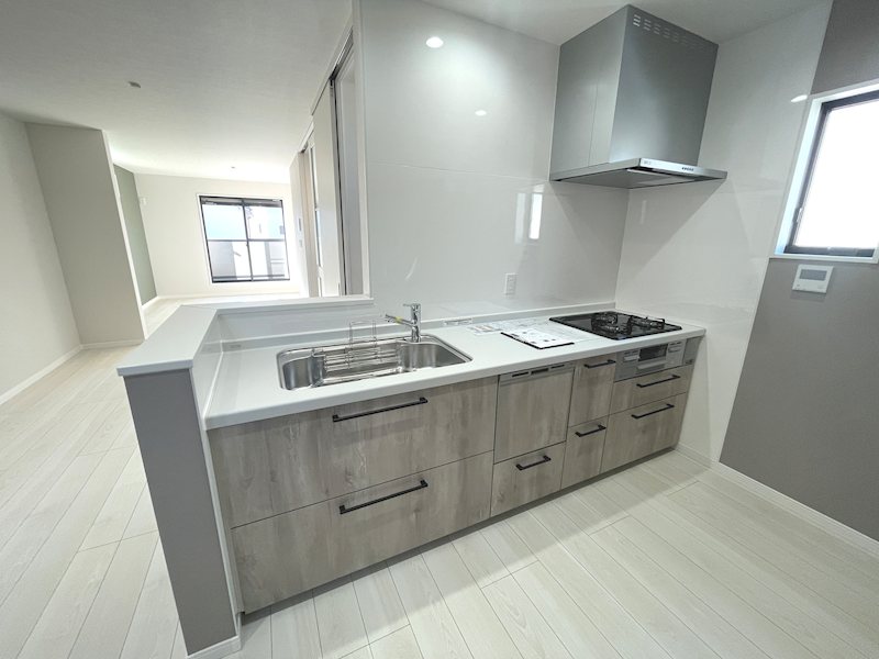 食器洗浄機付対面式キッチンで家族とのコミュニケーションがとれますね 茄子作北町限定1邸新築分譲住宅 その他