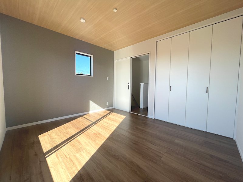 7帖の洋室 大きい収納で荷物が多くても安心 茄子作北町限定1邸新築分譲住宅 その他