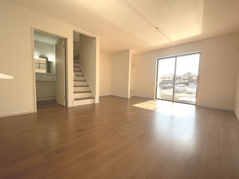 南側からの採光がある明るい18.25帖のリビング 楠葉野田二丁目限定1邸新築分譲住宅 その他