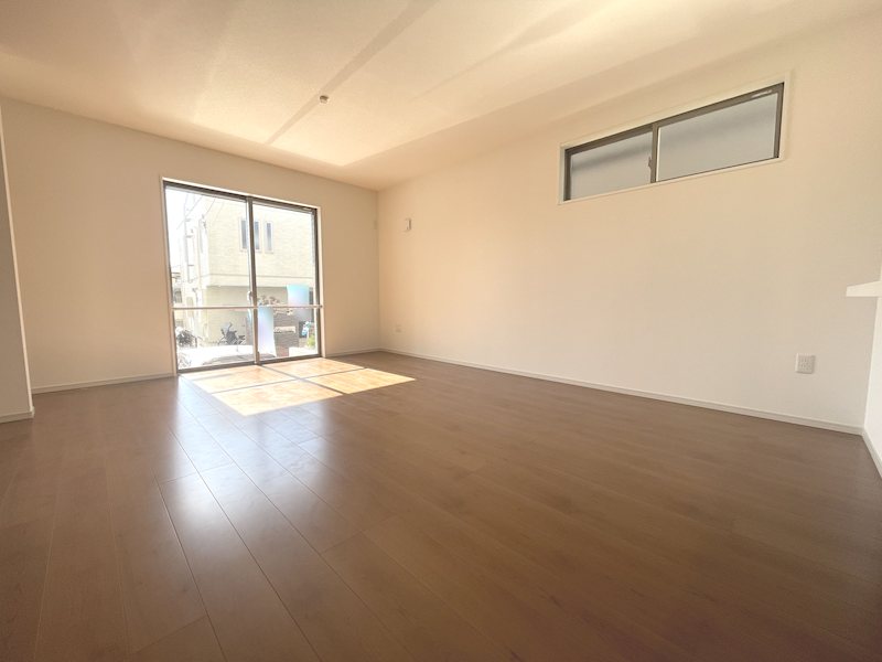 南側からの採光がある明るい18.25帖のリビング 楠葉野田二丁目限定1邸新築分譲住宅 その他