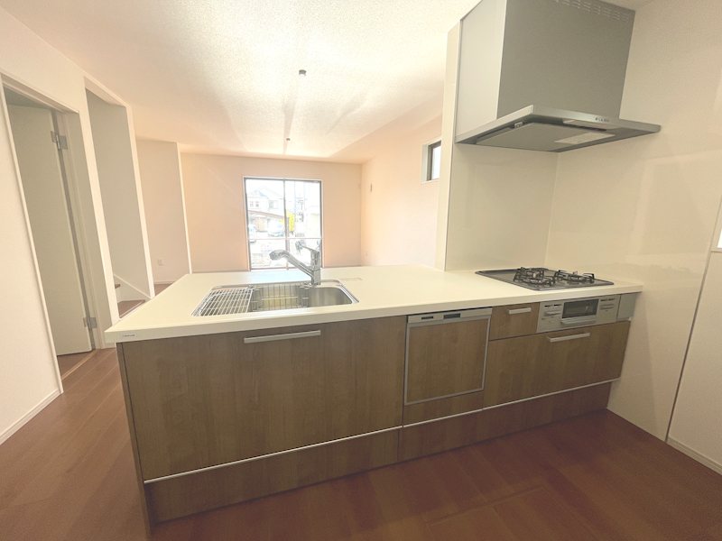 リビング全体を見渡せる対面キッチンで、家族との会話を楽しみながら調理できます 楠葉野田二丁目限定1邸新築分譲住宅 その他