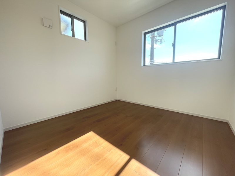4.5帖の洋室 大きい窓で明るく過ごせます 楠葉野田二丁目限定1邸新築分譲住宅 その他