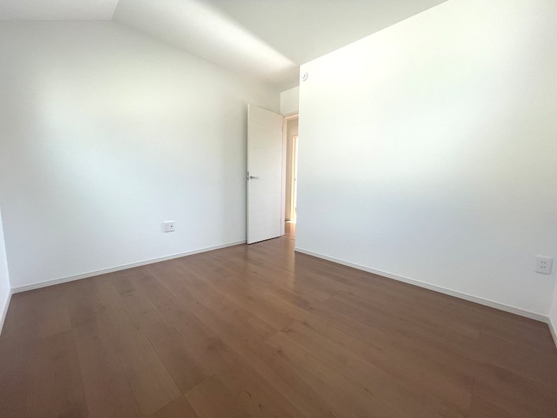 5.5帖の洋室 飲み物をこぼしてもサッと拭くだけで掃除ができ浸み込む心配もありません 楠葉野田二丁目限定1邸新築分譲住宅 その他