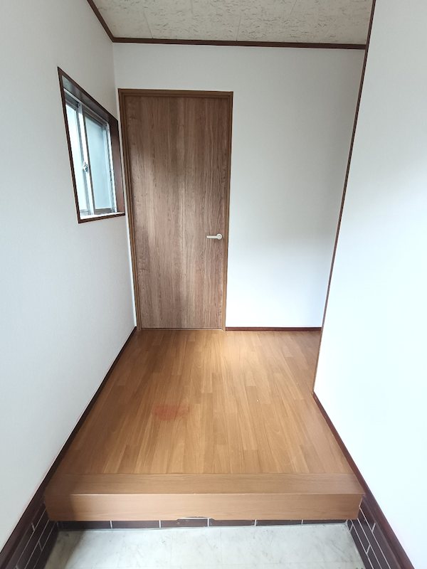 高槻市日吉台七番町　中古一戸建 現地写真（玄関）