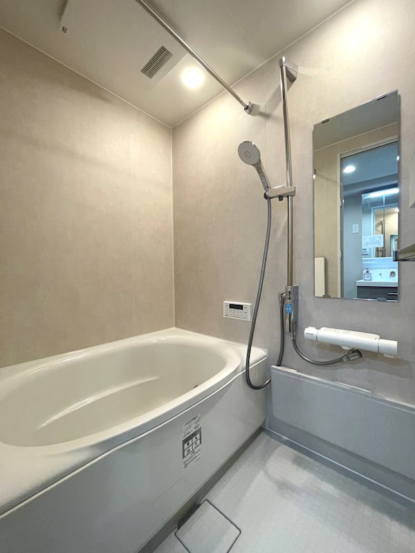 ボタン一つで決まった湯量と温度でお風呂が沸き、いつでも暖かいお風呂に入ってリラックスできます 枚方淀川公園スカイハイツ その他