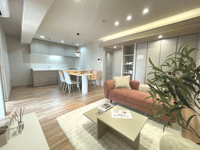 おしゃれにステージングされた約16.4帖のリビング 枚方淀川公園スカイハイツ その他