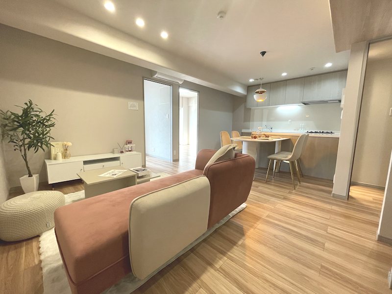 おしゃれにステージングされた約16.4帖のリビング 枚方淀川公園スカイハイツ その他