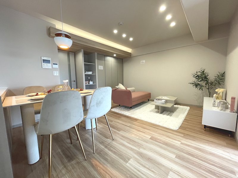 おしゃれにステージングされた約16.4帖のリビング 枚方淀川公園スカイハイツ その他